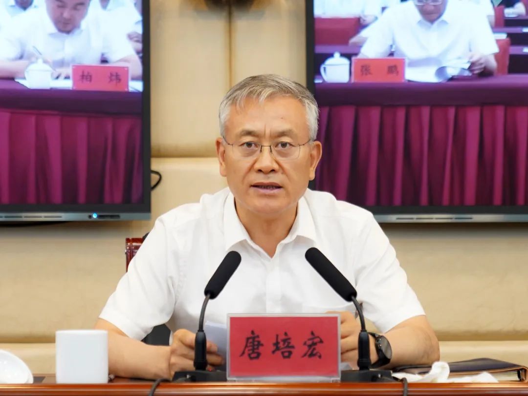 副市长靳巧荣,陈国喜,石峰及市政府秘书长贾泰斌在酒泉主会场出席会议