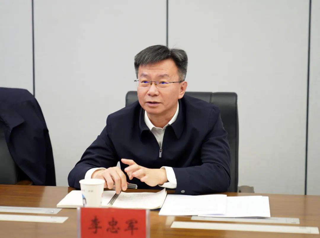 首页>酒泉新闻>李忠军表示,酒泉是甘肃新能源产业发展的摇篮,风光资源