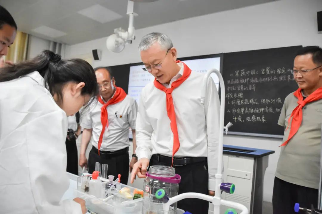 唐培宏在肃州区参加部分学校庆祝"六一"国际儿童节活动